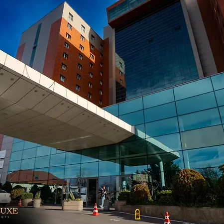 Yamaluxe - Pink & Gold With Many Facilities